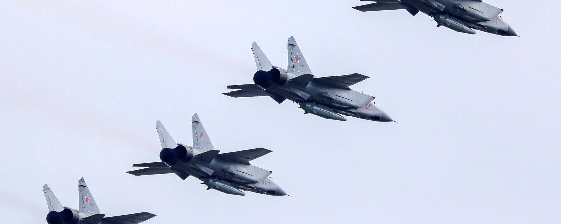 Máy bay chiến đấu đánh chặn MiG-31K với tên lửa siêu thanh Kinzhal  bay tới Matxcơva để tham dự Lễ diễu binh Chiến thắng. - Sputnik Việt Nam, 1920, 21.12.2021