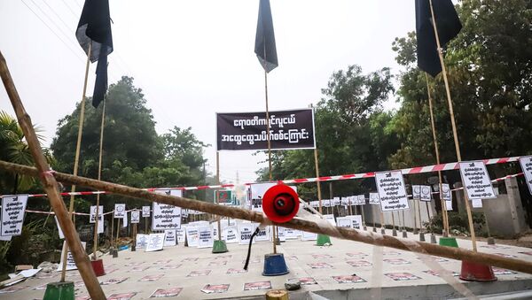 Quang cảnh loa và biển báo trong cuộc biểu tình không có người biểu tình ở Nyaungdon, Ayeyarwady, Myanmar - Sputnik Việt Nam