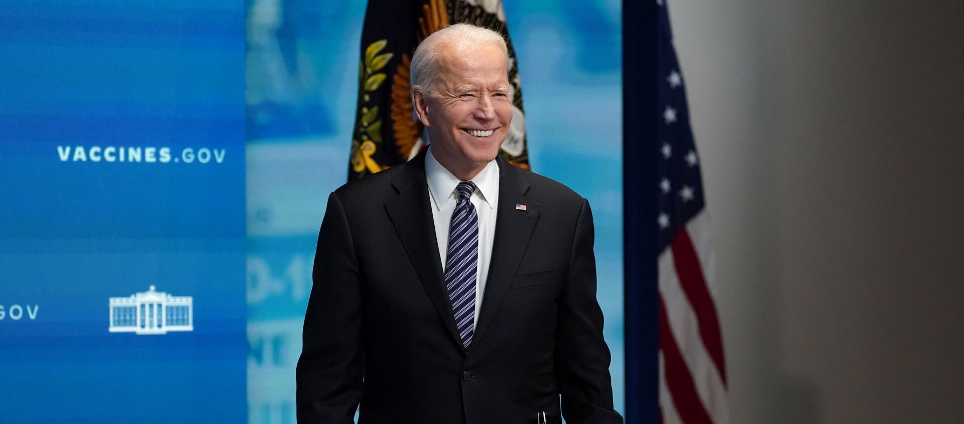Tổng thống Hoa Kỳ Joe Biden mỉm cười khi trả lời câu hỏi từ một phóng viên sau khi phát biểu về chương trình tiêm chủng và ứng phó với COVID-19 tại Nhà Trắng ở Washington, Hoa Kỳ, ngày 12 tháng 5 năm 2021 - Sputnik Việt Nam, 1920, 13.05.2021