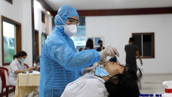 Các y bác sỹ Trung tâm y tế Quận 3 thực hiện xét nghiệm sàng lọc COVID-19 ngẫu nhiên cho cán bộ, người lao động Công ty TNHH MTV Itaxa. - Sputnik Việt Nam