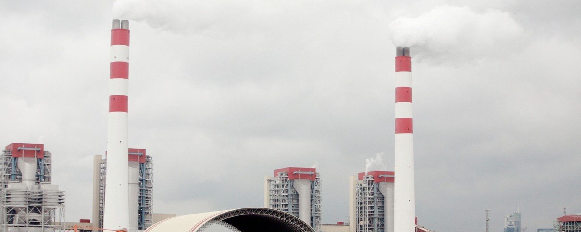 Khói thải ra từ ống khói tại nhà máy nhiệt điện than Waigaoqiao ở Phố Đông, Thượng Hải, Trung Quốc - Sputnik Việt Nam, 1920, 28.07.2023