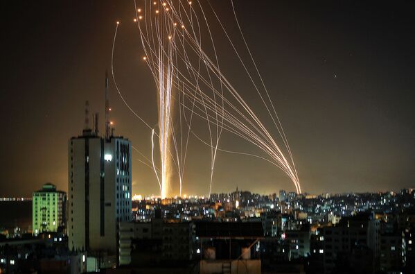 Các quả tên lửa được phóng từ thành phố Gaza do phong trào Hamas của Palestine kiểm soát - Sputnik Việt Nam