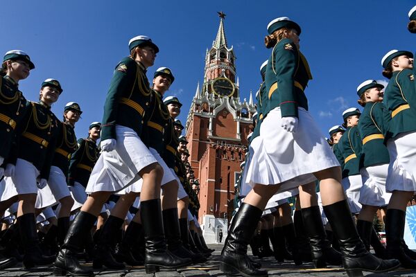 Các nữ binh sĩ Nga trên Quảng trường Đỏ ở Mátxcơva tham gia diễn tập cho lễ duyệt binh Ngày Chiến thắng - Sputnik Việt Nam