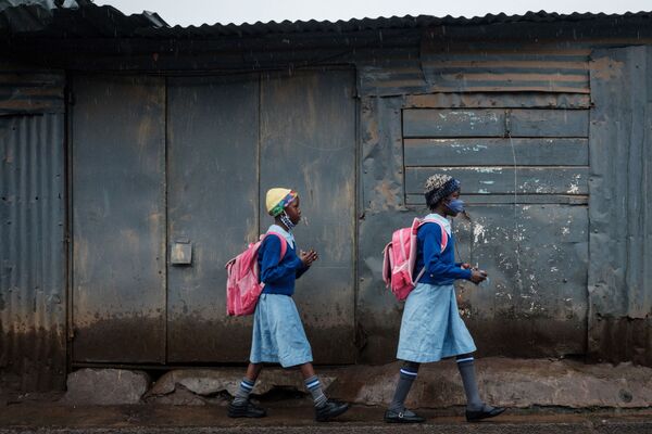 Học sinh đến trường tiểu học Olympic sau 6 tuần gián đoạn do coronavirus ở khu nhà ổ chuột Kibera, Nairobi - Sputnik Việt Nam
