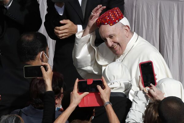 Giáo hoàng Francis mỉm cười trong buổi tiếp kiến chung tại sân San Damaso ở Vatican  - Sputnik Việt Nam