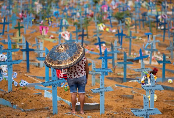 Người phụ nữ tại Nghĩa trang Nossa Senhora Aparecida vào Ngày của Mẹ ở Manaus, bang Amazonas, Brazil - Sputnik Việt Nam