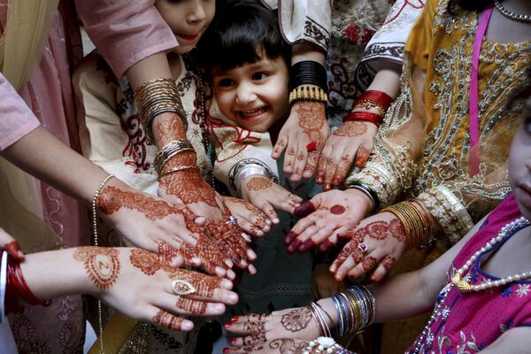 Các cô gái với hình vẽ henna trên tay được thực hiện để tôn vinh lễ Eid al-Fitr ở Peshawar - Sputnik Việt Nam