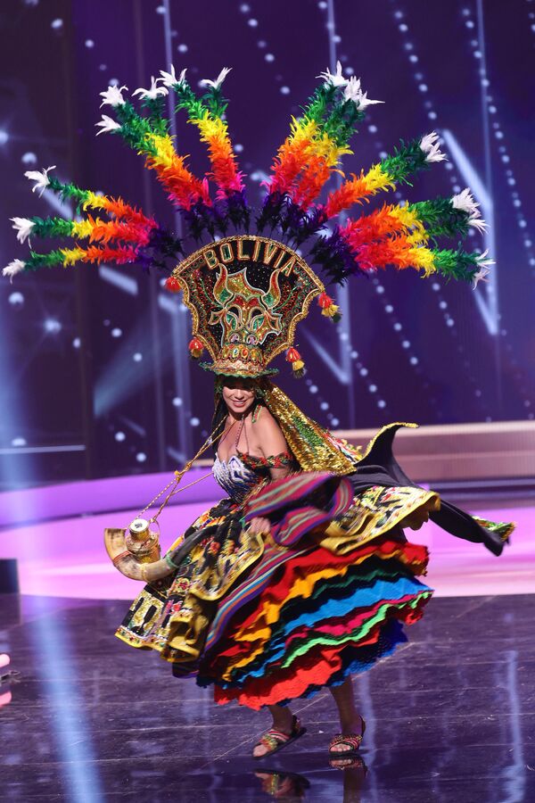 Hoa hậu Bolivia Lenka Nemer trong phần trình diễn trang phục dân tộc tại cuộc thi Hoa hậu Hoàn vũ lần thứ 69 - Sputnik Việt Nam