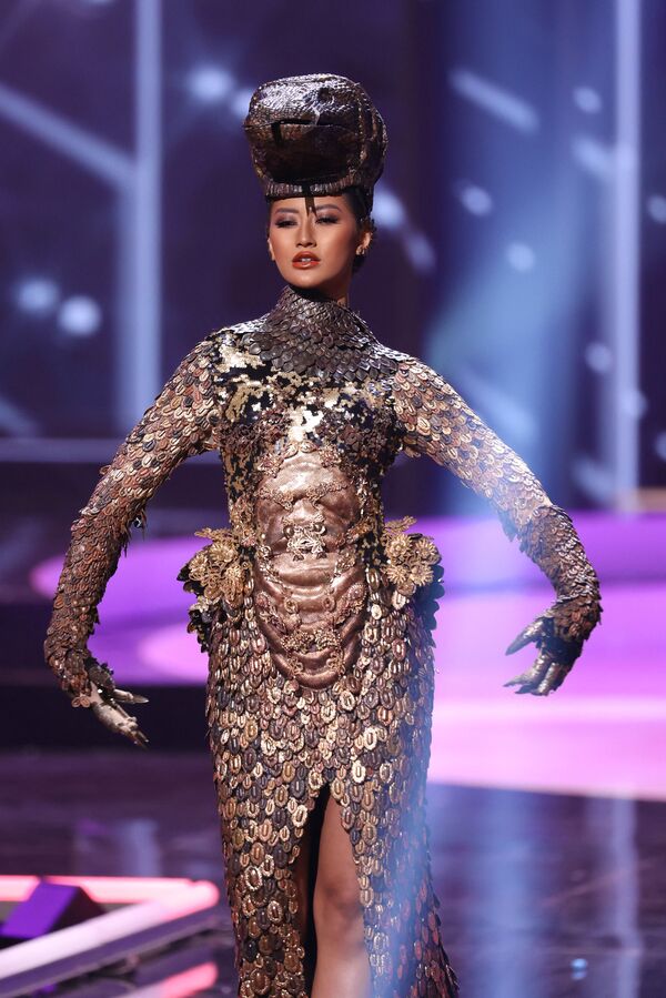 Hoa hậu Indonesia Ayu Mawlida Putri trong buổi trình diễn trang phục dân tộc của cuộc thi Hoa hậu Hoàn vũ lần thứ 69 - Sputnik Việt Nam