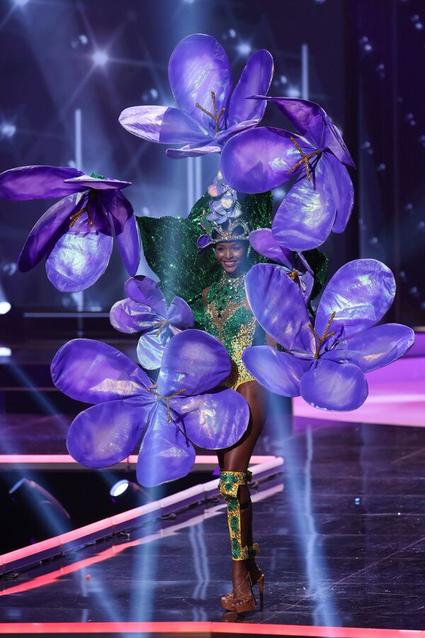 Hoa hậu Jamaica Miqueal-Symone Williams trong buổi trình diễn trang phục dân tộc của cuộc thi Hoa hậu Hoàn vũ lần thứ 69  - Sputnik Việt Nam