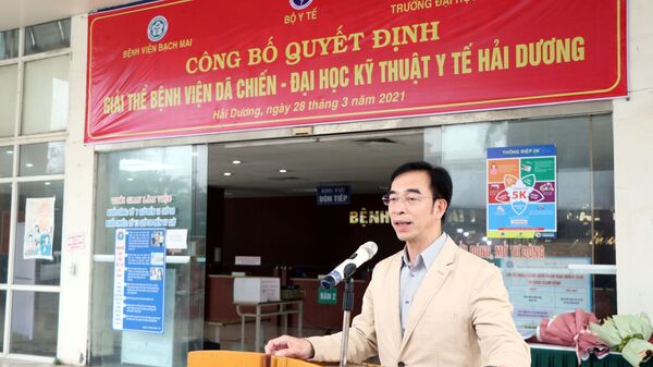 Thầy thuốc Nhân dân, GS, TS Nguyễn Quang Tuấn, Giám đốc Bệnh viện Bạch Mai phát biểu tại buổi lễ. - Sputnik Việt Nam