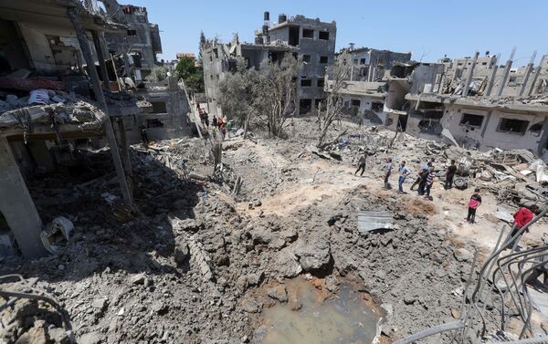 Người Palestine tập trung gần những ngôi nhà bị phá hủy sau cuộc không kích và pháo kích của Israel ở Dải Gaza - Sputnik Việt Nam