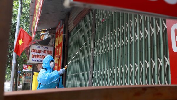 Phun tiêu độc khử trùng nhà của một số trường hợp nhiễm COVID-19 tại phường Hùng Vương, thành phố Phúc Yên - Sputnik Việt Nam