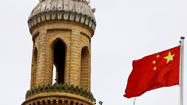 Cờ Trung Quốc trên một tòa tháp ở Kashgar, Khu tự trị Tân Cương, Trung Quốc - Sputnik Việt Nam