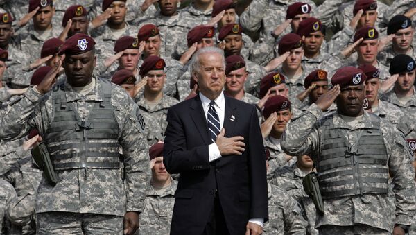 Phó Tổng thống Joe Biden hát quốc ca với các quân nhân trở về từ Iraq - Sputnik Việt Nam