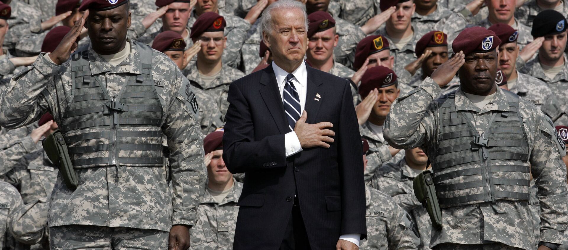 Phó Tổng thống Joe Biden hát quốc ca với các quân nhân trở về từ Iraq - Sputnik Việt Nam, 1920, 14.05.2021