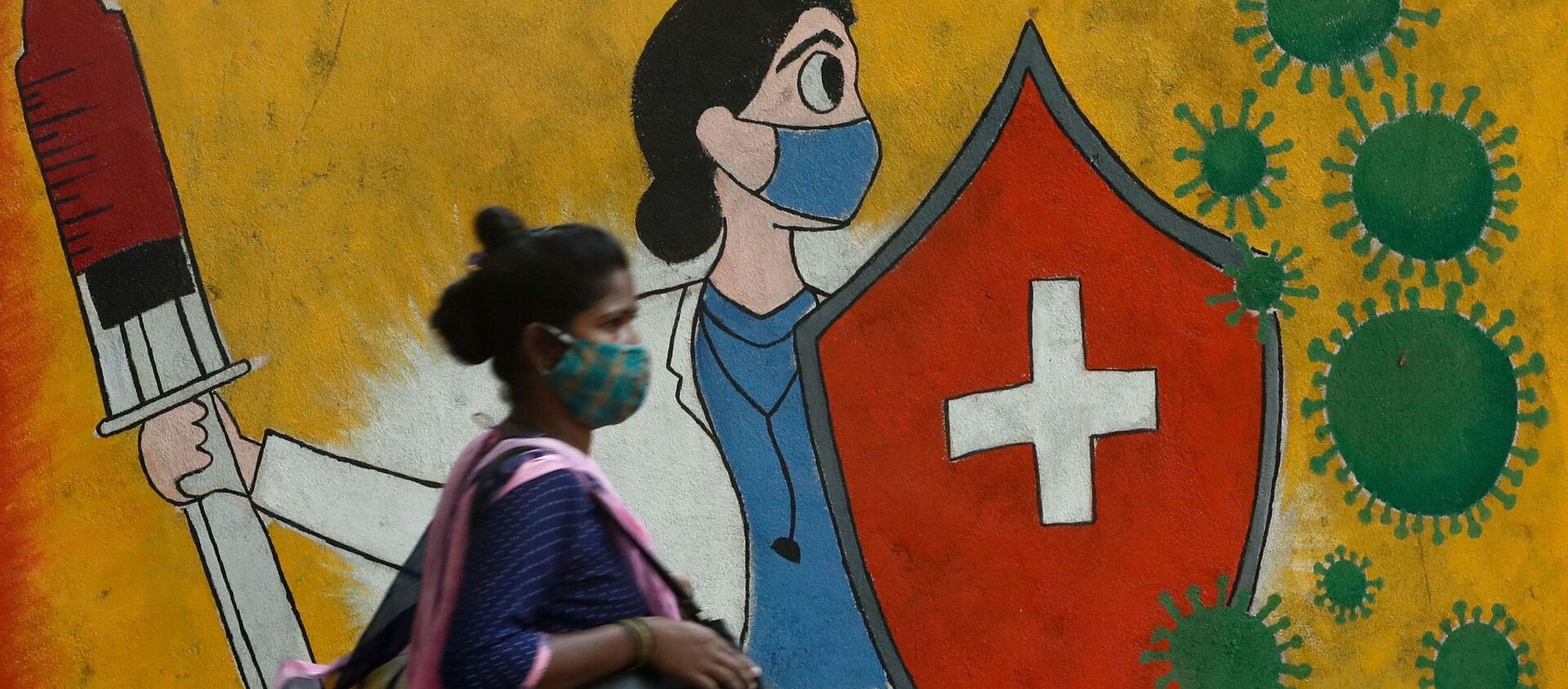 Một người phụ nữ đi ngang qua bức vẽ graffiti trên đường phố, giữa sự lây lan của bệnh coronavirus (COVID-19) ở Mumbai, Ấn Độ, ngày 10 tháng 5 năm 2021 - Sputnik Việt Nam, 1920, 15.05.2021