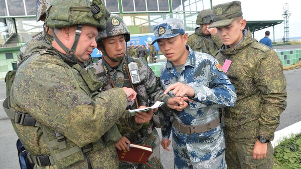 Các quân nhân của CHND Trung Hoa và Nga tham gia cuộc tập trận chỉ huy và tham mưu quân sự chống khủng bố của lực lượng vũ trang các nước thành viên SCO Sứ mệnh hòa bình - 2018 tại bãi tập ở Chebarkul - Sputnik Việt Nam