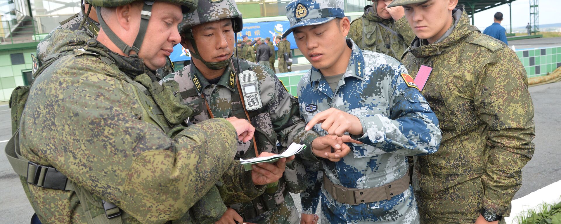 Các quân nhân của CHND Trung Hoa và Nga tham gia cuộc tập trận chỉ huy và tham mưu quân sự chống khủng bố của lực lượng vũ trang các nước thành viên SCO Sứ mệnh hòa bình - 2018 tại bãi tập ở Chebarkul - Sputnik Việt Nam, 1920, 15.05.2021