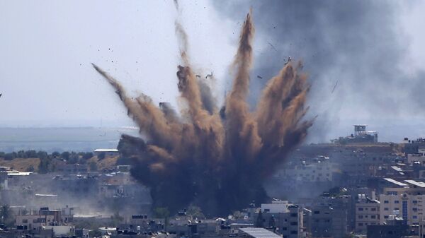 Khói bốc lên sau cuộc không kích của Israel vào một tòa nhà ở Thành phố Gaza, Thứ Năm, ngày 13 tháng 5 năm 2021 - Sputnik Việt Nam