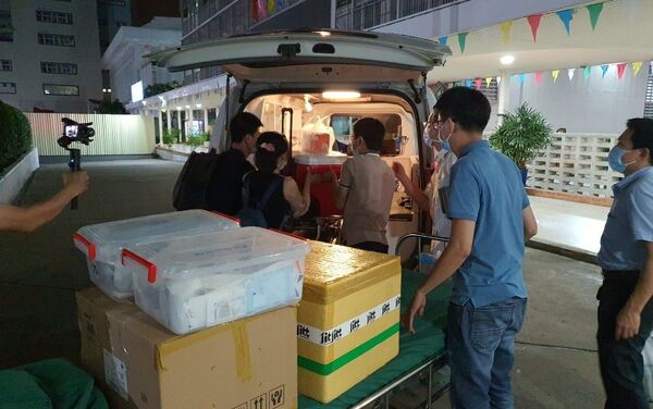  Tạng hiến tặng được đoàn hộ tống đưa về tới Bệnh viện Chợ Rẫy rạng sáng ngày 17/5/2021. - Sputnik Việt Nam