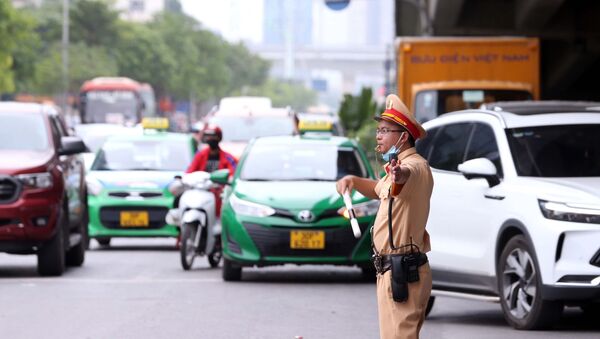  Lực lượng CSGT số 6 Công an TP Hà Nội chủ động phân luồng và điều tiết giao thông tại khu vực Bến xe Mỹ Đình. - Sputnik Việt Nam
