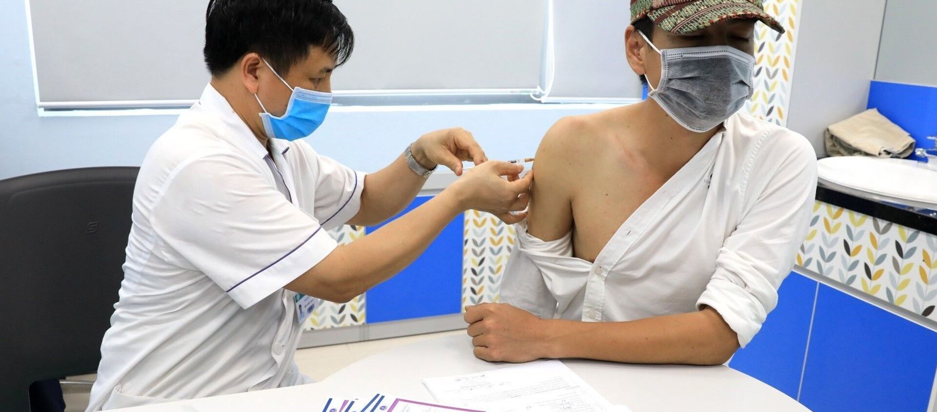 Nhân viên y tế Bệnh viện Bạch Mai tiêm vaccine cho các phóng viên trên địa bàn Hà Nội. - Sputnik Việt Nam, 1920, 02.06.2021