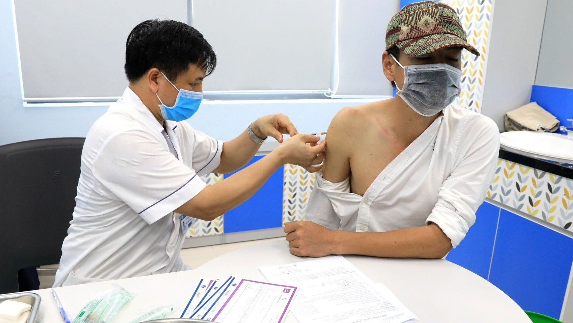 Nhân viên y tế Bệnh viện Bạch Mai tiêm vaccine cho các phóng viên trên địa bàn Hà Nội. - Sputnik Việt Nam, 1920, 02.06.2021