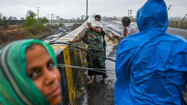 Cột điện đổ trong cơn bão Tauktae ở Ấn Độ - Sputnik Việt Nam