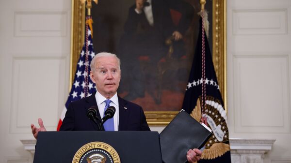 Tổng thống Hoa Kỳ Joe Biden phát biểu về tình trạng Kế hoạch Giải cứu người Mỹ của ông từ Phòng ăn Nhà nước tại Nhà Trắng ở Washington, D.C., Hoa Kỳ, ngày 5 tháng 5 năm 2021 - Sputnik Việt Nam