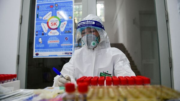 Nhân viên y tế Việt Nam làm xét nghiệm về coronavirus. - Sputnik Việt Nam