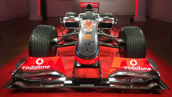 Xe đua Formula-1 McLaren MP4-25, đã cùng tay đua người Anh Lewis Hamilton bẩy lần đoạt chức vô địch trong Cuộc đua xe Hoàng gia và chiến thắng Grand Prix ở Thổ Nhĩ Kỳ 2010. - Sputnik Việt Nam