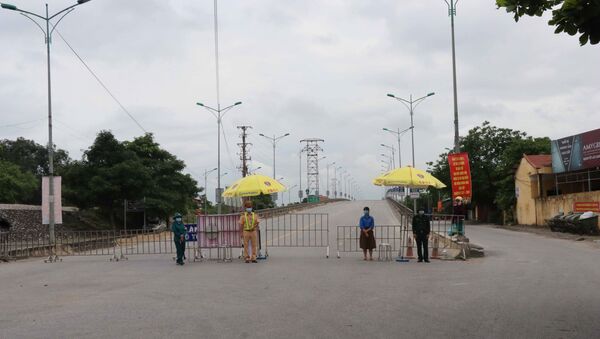 Chốt kiểm soát dịch bệnh COVID-19 tại cầu Như Nguyệt ngăn giữa phường Đáp Cầu, thành phố Bắc Ninh và huyện Việt Yên, tỉnh Bắc Giang - Sputnik Việt Nam