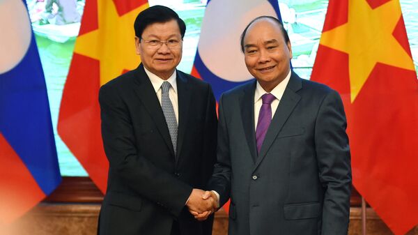 Cựu Thủ tướng Lào (hiện nay là Chủ tịch, TBT Đảng NDCM Lào) Thongloun Sisoulith với đồng nghiệp Việt Nam Nguyễn Xuân Phúc tại Hà Nội, năm 2020 - Sputnik Việt Nam