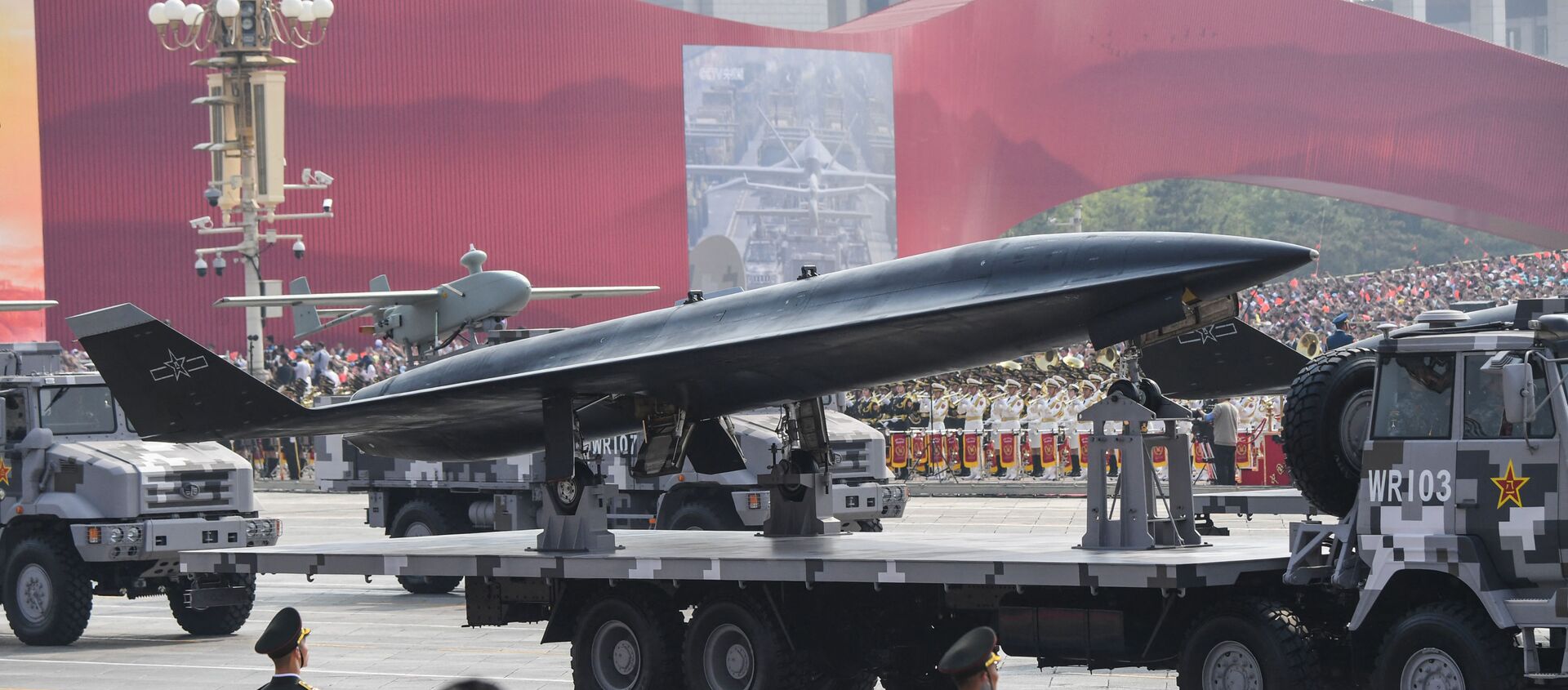 Xe quân sự chở máy bay không người lái trinh sát siêu thanh WZ-8 tham gia lễ duyệt binh trên Quảng trường Thiên An Môn ở Bắc Kinh - Sputnik Việt Nam, 1920, 01.07.2021
