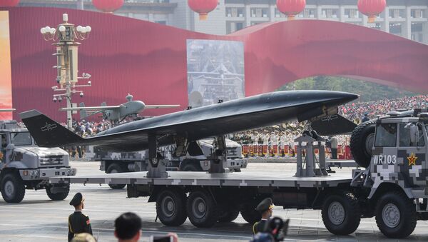 Xe quân sự chở máy bay không người lái trinh sát siêu thanh WZ-8 tham gia lễ duyệt binh trên Quảng trường Thiên An Môn ở Bắc Kinh - Sputnik Việt Nam