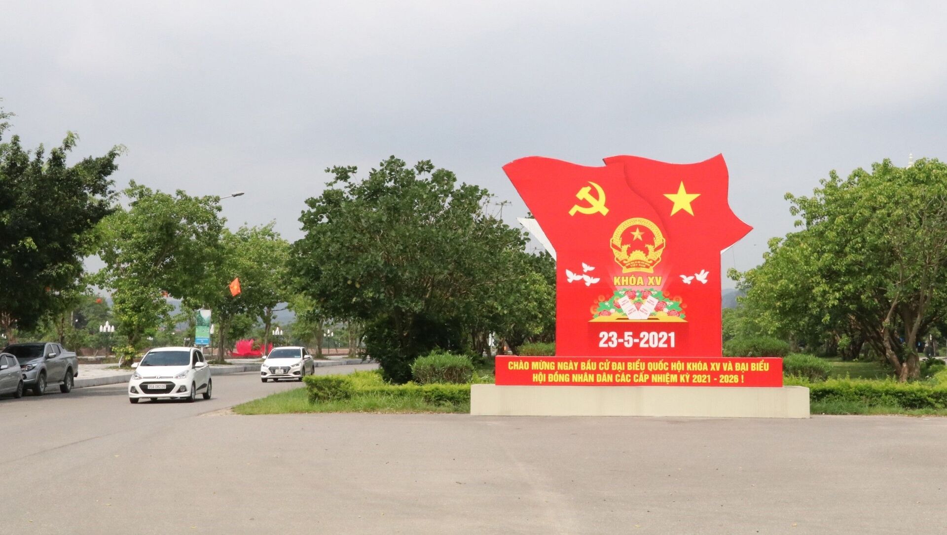 Đẩy mạnh tuyên truyền trực quan về bầu cử trên trục đường Tràng An, thành phố Ninh Bình. - Sputnik Việt Nam, 1920, 20.05.2021