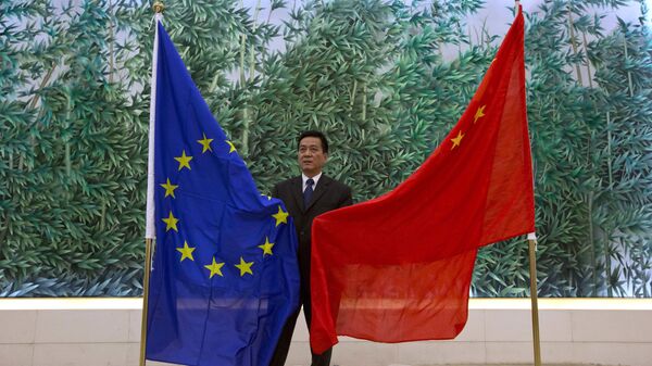 Cờ của EU và Trung Quốc ở Bắc Kinh - Sputnik Việt Nam