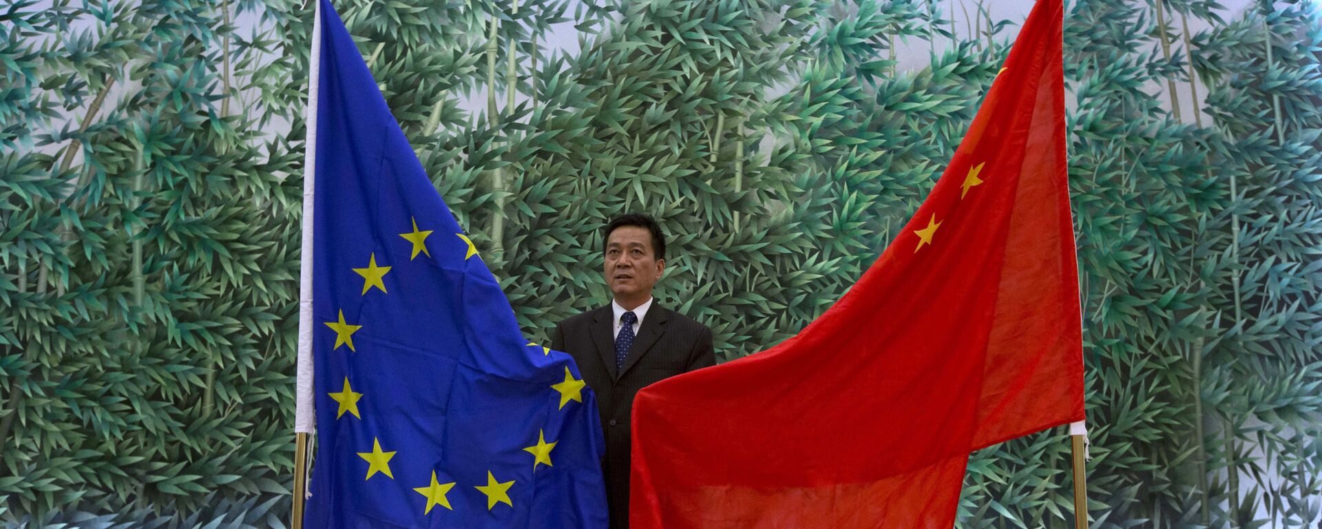 Cờ của EU và Trung Quốc ở Bắc Kinh - Sputnik Việt Nam, 1920, 20.05.2021