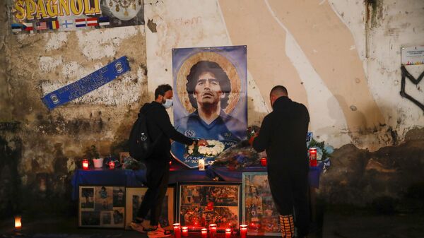 Mọi người thắp nến tưởng nhớ huyền thoại bóng đá Diego Maradona tại Quartieri Spagnoli ở Naples - Sputnik Việt Nam