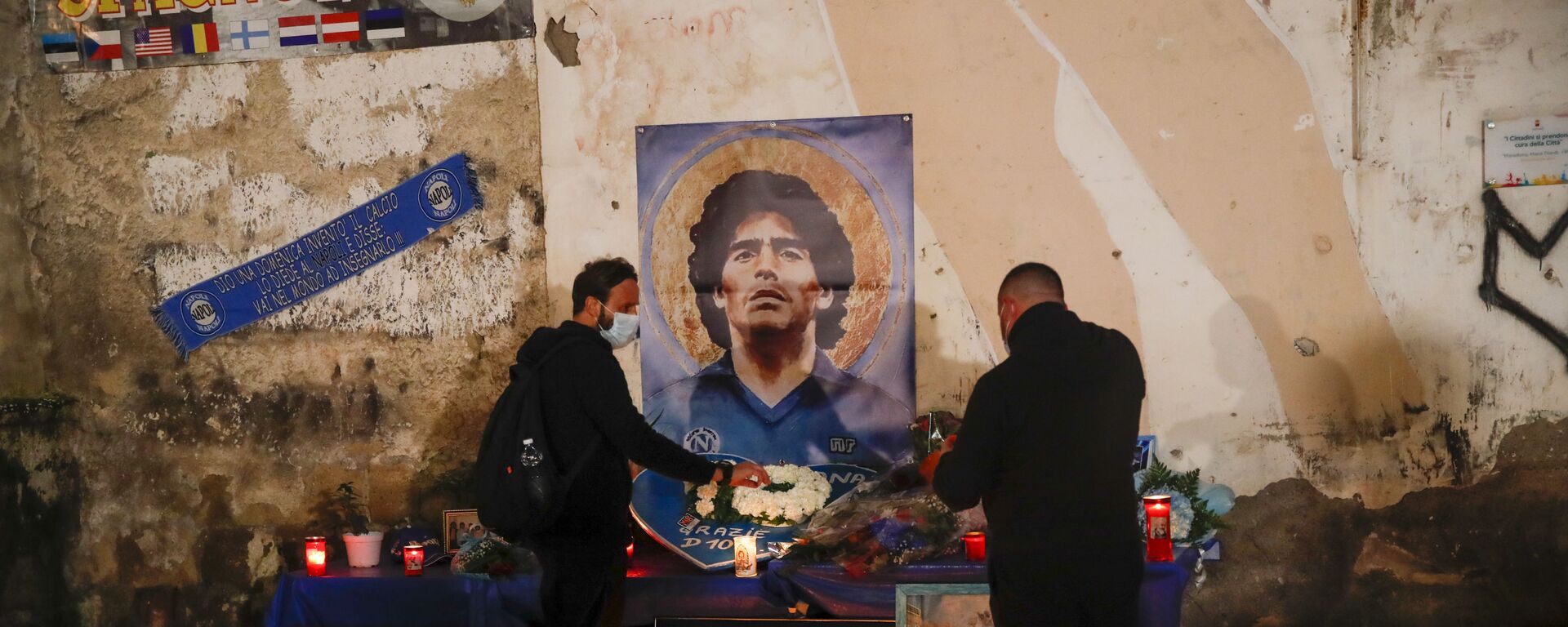 Mọi người thắp nến tưởng nhớ huyền thoại bóng đá Diego Maradona tại Quartieri Spagnoli ở Naples - Sputnik Việt Nam, 1920, 20.05.2021