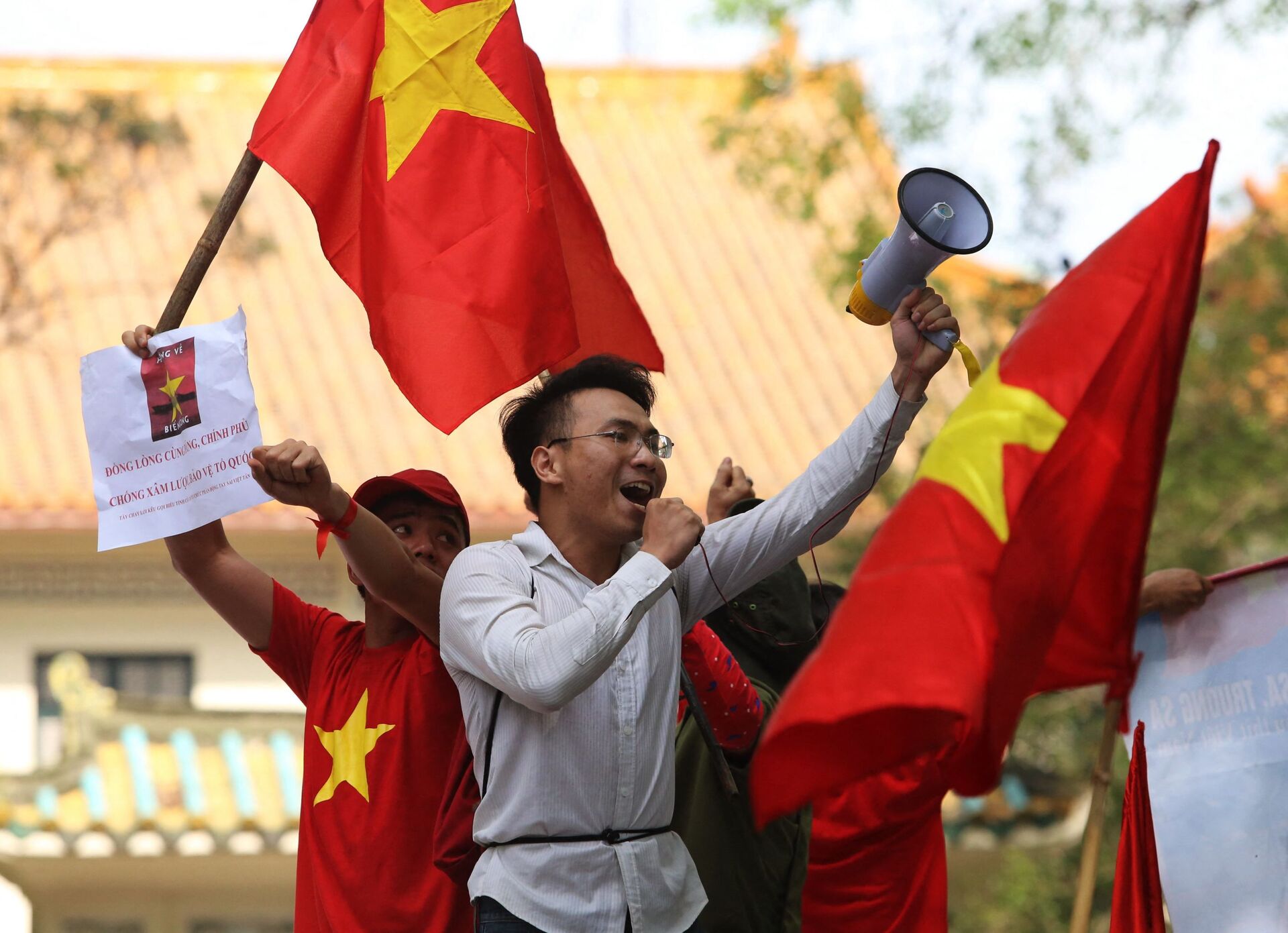 Những người chống Trung Quốc biểu tình trước đại sứ quán Trung Quốc tại Hà Nội - Sputnik Việt Nam, 1920, 07.10.2021