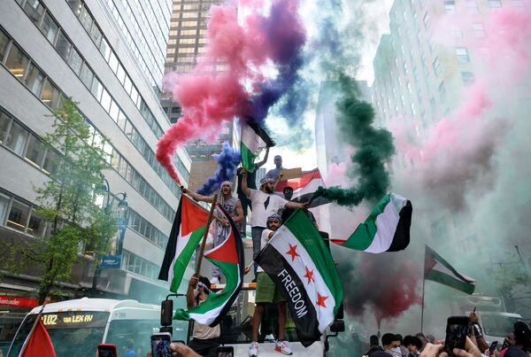 Người biểu tình cầm cờ Palestine và Syria ủng hộ Palestine ở trung tâm Manhattan - Sputnik Việt Nam