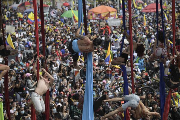 Các nghệ sĩ biểu diễn trong cuộc biểu tình phản đối chính phủ của Tổng thống Colombia Ivan Duque ở Bogota - Sputnik Việt Nam