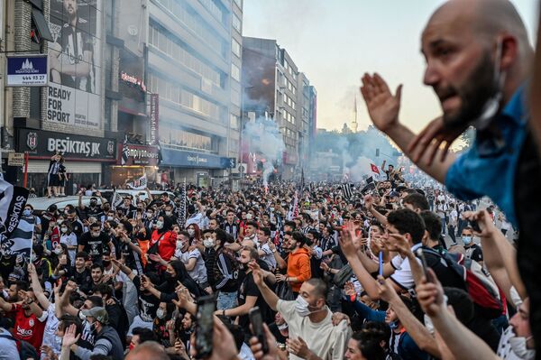 Người hâm mộ 'Besiktas' ăn mừng chiến thắng ở giải VĐQG Thổ Nhĩ Kỳ ở Istanbul - Sputnik Việt Nam