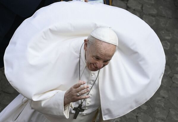 Một cơn gió thổi bay chiếc áo cà sa của Giáo hoàng Francis trong buổi tiếp kiến công chúng hàng tuần của ông tại Vatican - Sputnik Việt Nam
