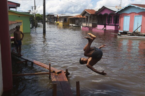 Cậu bé nhảy xuống nước trên đường phố ngập lụt ở Anama, Amazonas, Brazil - Sputnik Việt Nam