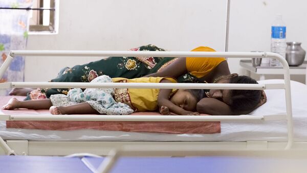 Người phụ nữ Ấn Độ và đứa con trong bệnh viện. - Sputnik Việt Nam