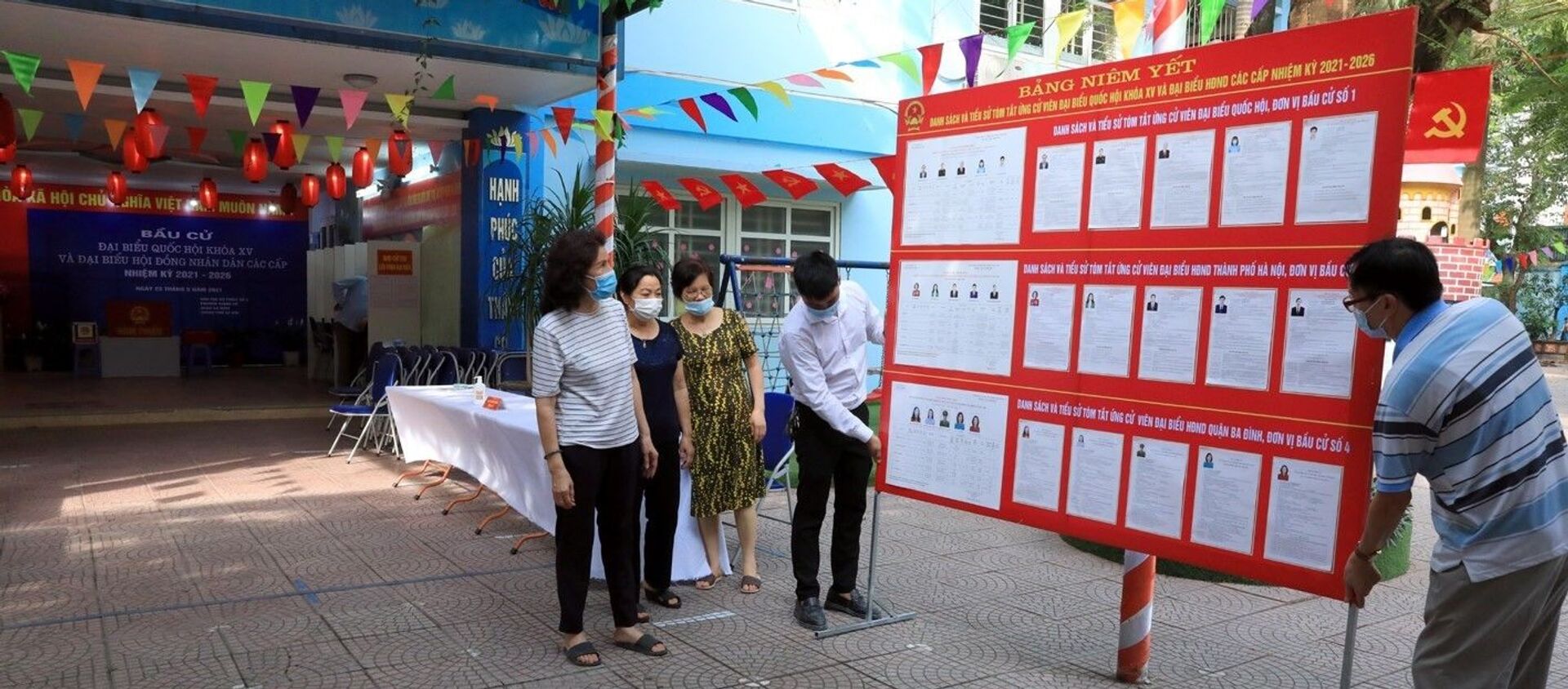 Công tác chuẩn bị được hoàn tất tại khu vực bỏ phiếu số 4 phường Giảng Võ, quận Ba Đình. - Sputnik Việt Nam, 1920, 22.05.2021