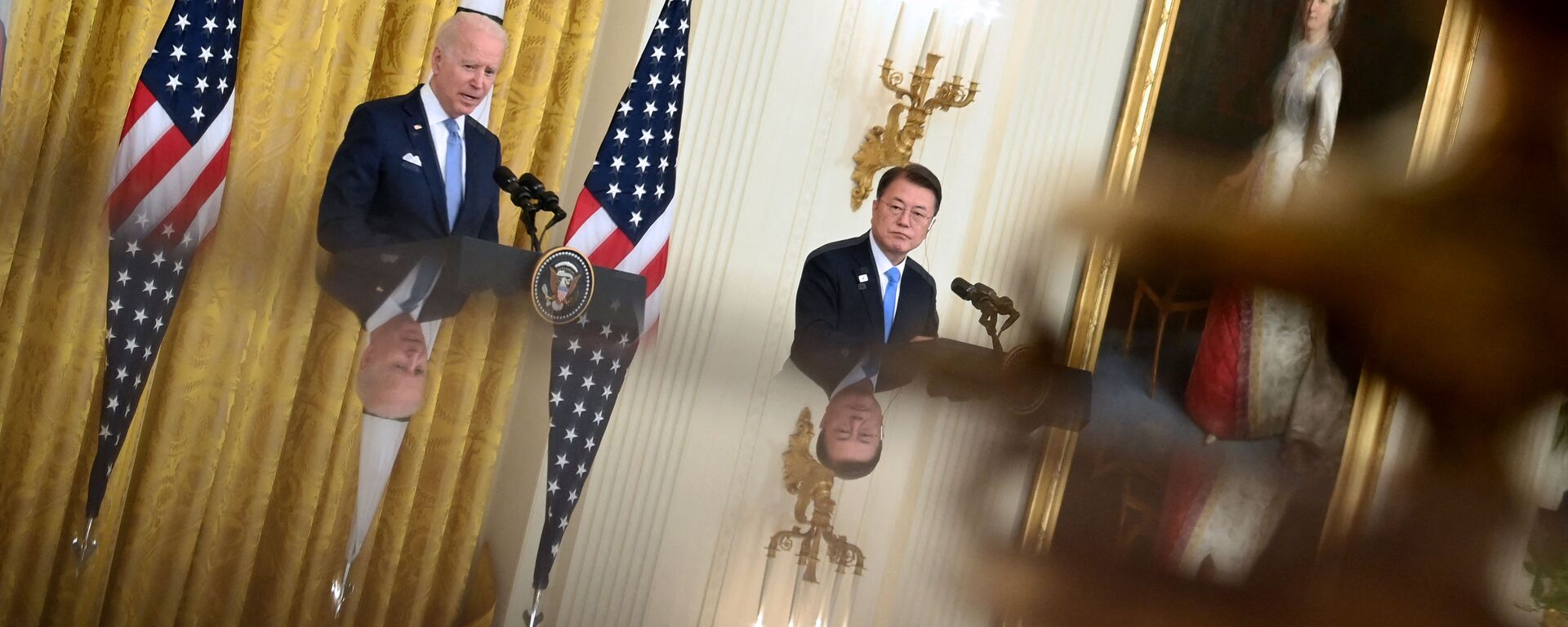 Tổng thống Mỹ Joe Biden và ​​Tổng thống Hàn Quốc Moon Jae-in. - Sputnik Việt Nam, 1920, 21.05.2022